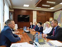 Губернатор Михаил Евраев встретился с космонавтом Антоном Шкаплеровым