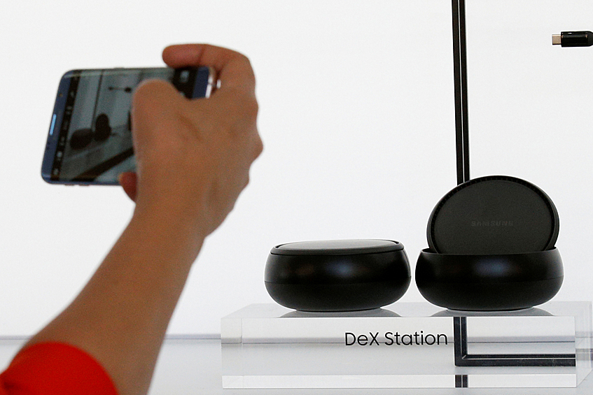 Одной из важных особенностей устройств является поддержка док-станции Dex. Смартфон подключается к док-станции, к которой в свою очередь подключён монитор, мышка и клавиатура (можно использовать и беспроводные модели)