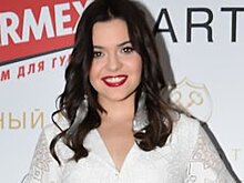 Аделина Сотникова примерила свадебное платье