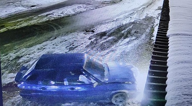 Врезавшийся в забор с навесом автохам попал на камеру видеонаблюдения в Армавире
