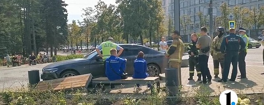 Челябинец на BMW протаранил лавочку из-за плохого самочувствия