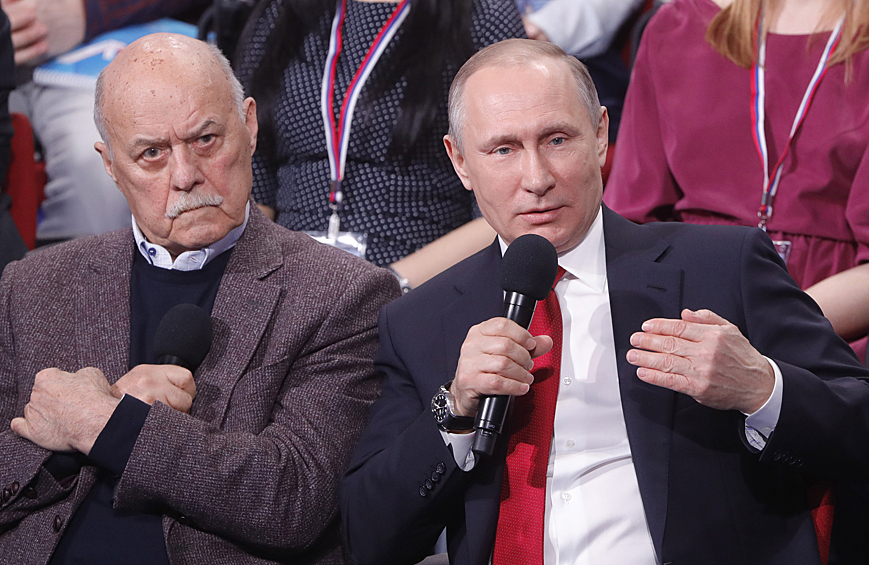 Председатель комитета Госдумы РФ по культуре Станислав Говорухин и президент России Владимир Путин, 2017