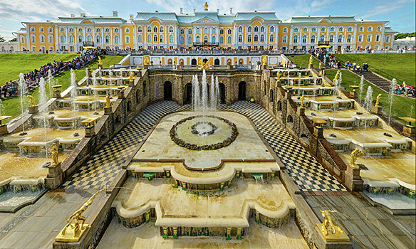 В Петербурге проходит ежегодный бал фонтанов