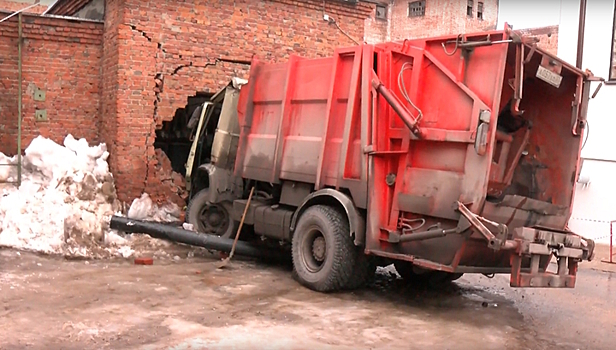 Мусоровоз без водителя проломил в Иванове кирпичную стену