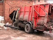 Мусоровоз без водителя проломил в Иванове кирпичную стену
