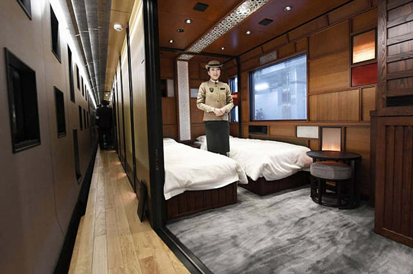Как сообщается на сайте японской железнодорожной компании East Japan Railway, поезд-люкс состоит из десяти вагонов, в шести из них двухэтажные люкс-купе с туалетной и ванной комнатами
