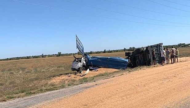 Под Евпаторией легковое авто стоолкнулось с груженым зерном "КамАЗом"