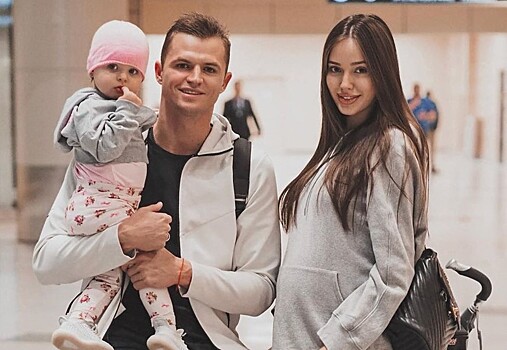 «Милашка — куколка»: Анастасия Костенко с годовалой дочерью показали family look в оригинальных купальниках