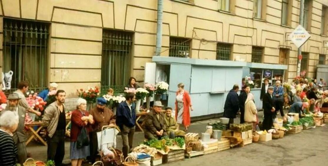  Ни дождь, ни мороз не могли остановить эти важные семейные походы на рынок.