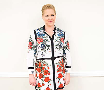 Беременная Эми Шумер выписалась из больницы и показала округлившийся живот