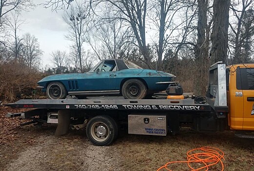 Под кучей мусора нашли 55-летний Chevrolet Corvette
