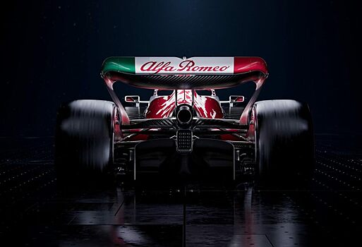 Alfa Romeo перекрасила машину в цвета итальянского триколора. Фото