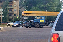 В Дзержинском районе Ярославля автокран протаранил ВАЗ