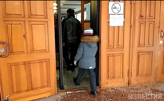 Как охранники и вахтёры курских школ реагируют на сигнал тревоги металлодетектора