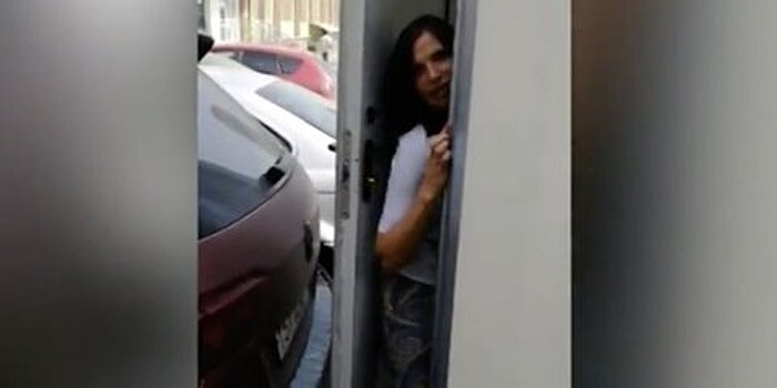 В Люблине внедорожник заблокировал продавщицу в киоске