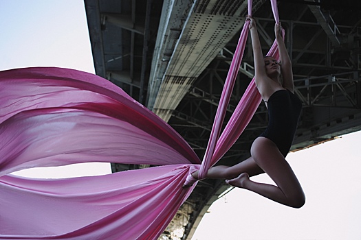 Снимок свисающей под Канавинским мостом девушки сделал известный нижегородский фотограф