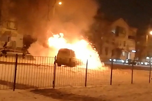 «Залили горой пены»: в четверг вечером в Челябинске сгорел автомобиль