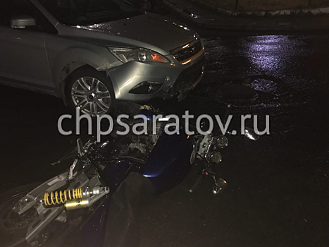 Саратовский мотоциклист врезался в автомобиль и получил травмы