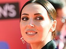 Алсу в облегающем костюме прокатилась на горных лыжах