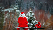 Дед Мороз и Санта Клаус встретились на мосту между Россией и Эстонией