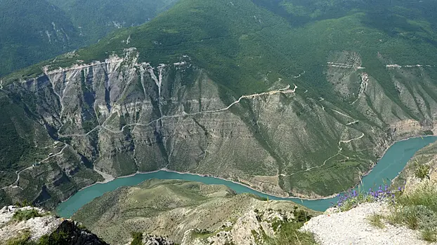 В Дагестане рухнул вертолет с туристами