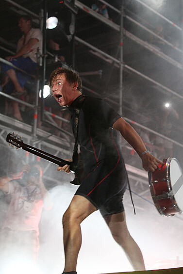 Илья Лагутенко во время выступления на рок-фестивале под открытым небом «Нашествие-2010»