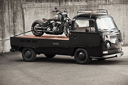 На продажу выставлен рестомод Volkswagen T2 в паре с боббером Harley-Davidson