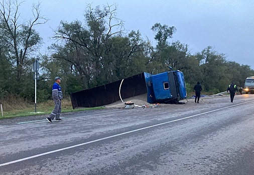 На Дону Камаз вылетел в кювет и перевернулся