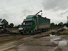 В Хабаровский край завезли деревянные столбы из Иркутска