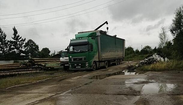 В Хабаровский край завезли деревянные столбы из Иркутска