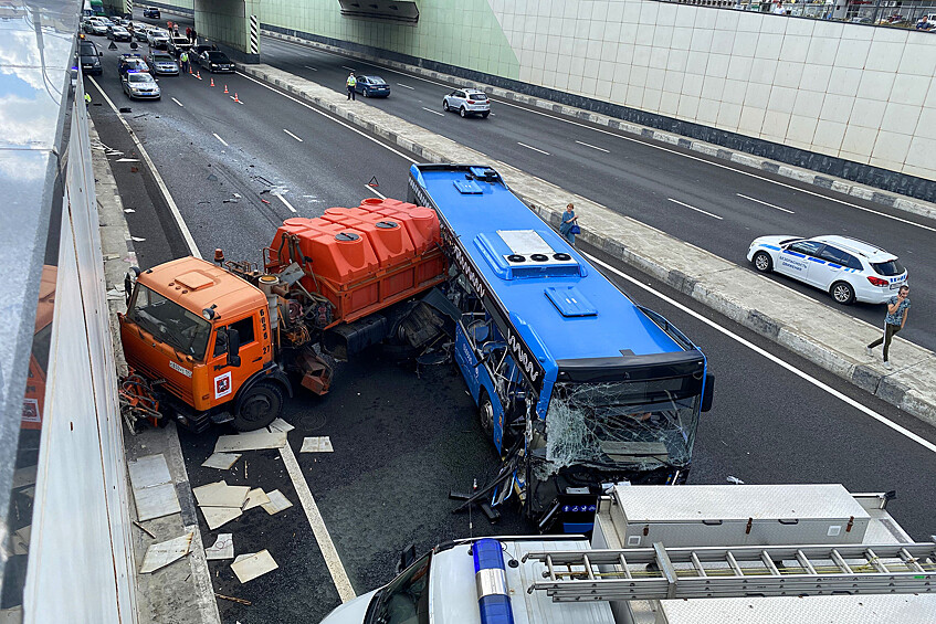 13 человек пострадали в результате ДТП с автобусом и грузовиком в Москве.