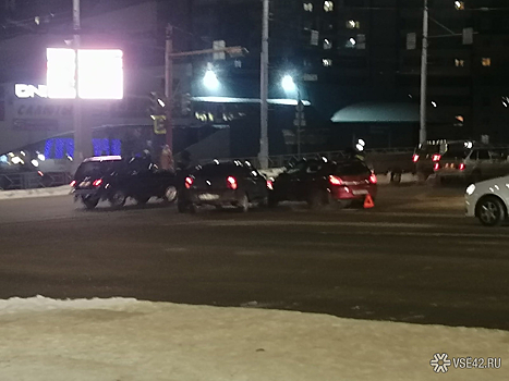 ДТП затруднило движение на оживленном кемеровском перекрестке