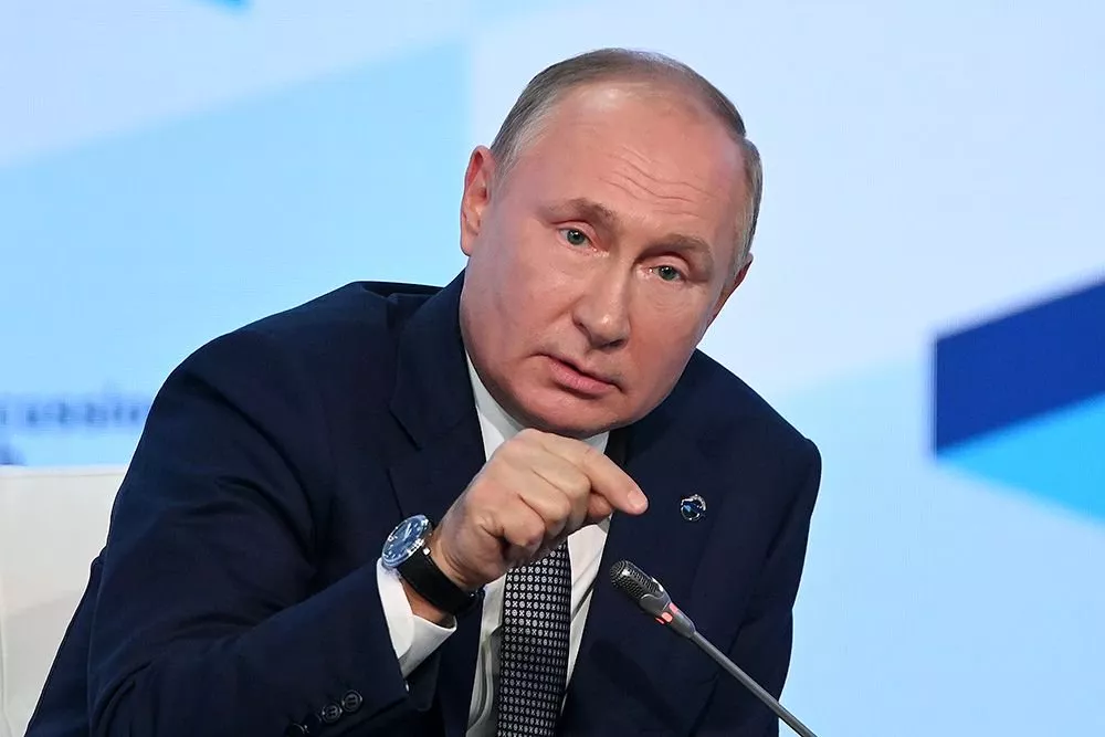 Путин объяснил ограничение использования доллара в России