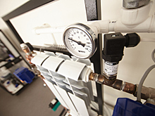 В подъезде калининградской многоэтажки повесили батареи: какой в этом прок и могут ли измениться счета за отопление