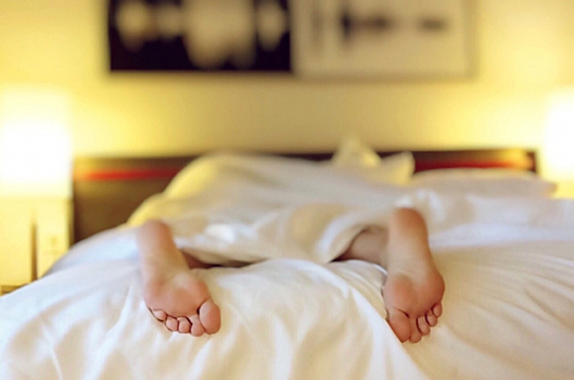Ученые рассказали об удивительной пользе сна в носках
