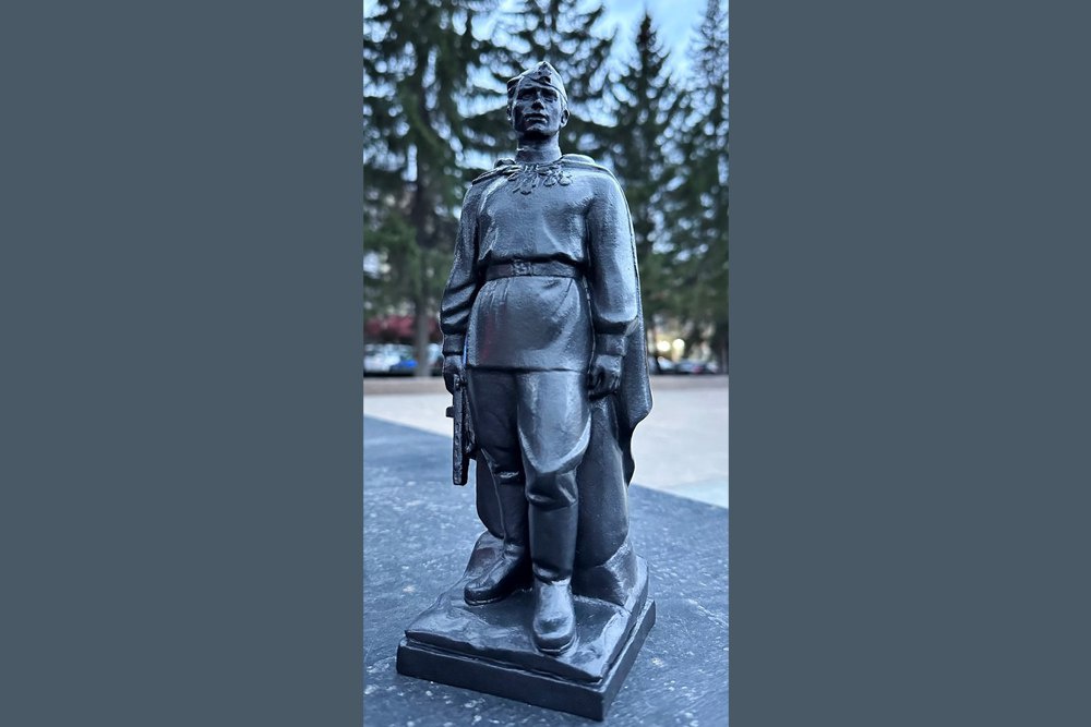 В Каслях отлили настольную копию памятника Советскому воину-освободителю