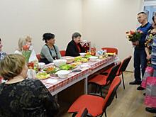 Главный по безопасности в думе Екатеринбурга подарил вдовам военных по сковороде и букету