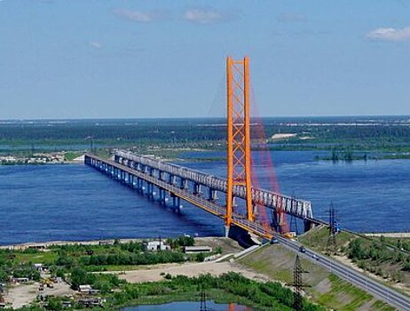 В Новосибирске паровоз середины прошлого века проехал по мосту через Обь