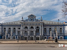 Стало лучше? С остановки перед пермским ТЮЗом убрали защитную плёнку и подпорные стенки