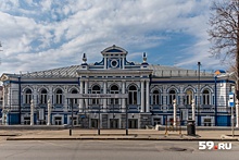 Стало лучше? С остановки перед пермским ТЮЗом убрали защитную плёнку и подпорные стенки