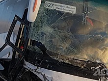 В Сахалинской области автобус с пассажирами свалился в кювет из-за столкновения с внедорожником