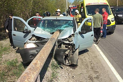В результате ДТП металлический отбойник насквозь пробил автомобиль