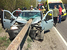 В результате ДТП металлический отбойник насквозь пробил автомобиль