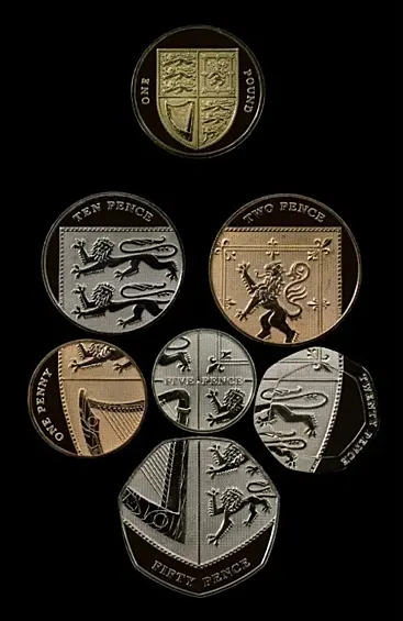 1, 2, 5, 10, 20 и 50 пенсов, Великобритания. Монеты британских пенсов, объединенные в общую композицию, формируют щит, изображенный на монете в один фунт стерлингов.