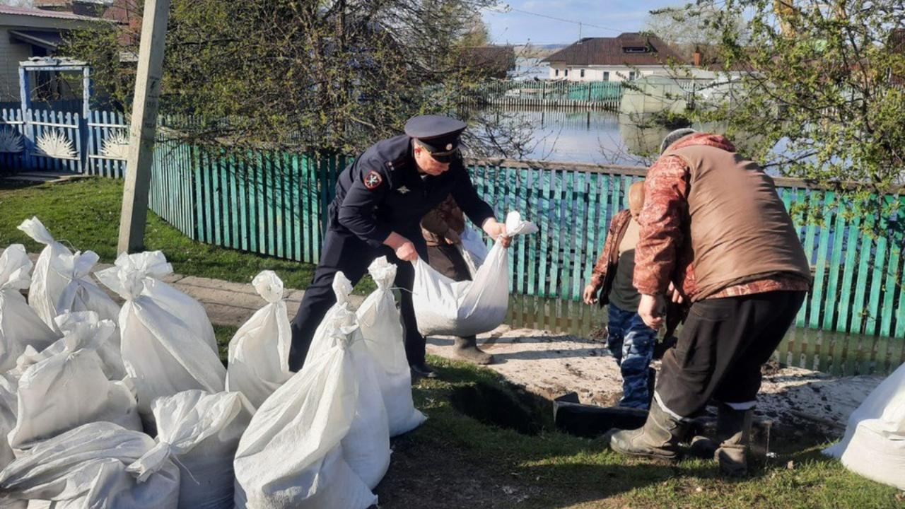 В Омской области полицейские продолжают нести службу в зонах подтопления