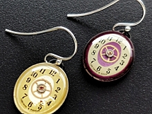 Мешок шестеренок подарили на часовом заводе &ldquo;Молния&rdquo;: челябинка рассказала, как делает украшения из советских часов