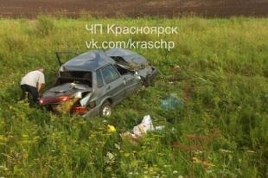 В Красноярском крае два отечественных автомобиля улетели в кювет