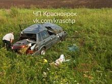 В Красноярском крае два отечественных автомобиля улетели в кювет