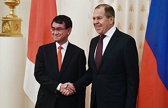 Главы МИД Японии и России обсудили мирный договор
