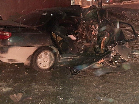 34-летний водитель Toyota врезался в фонарный столб и погиб в Новосибирске